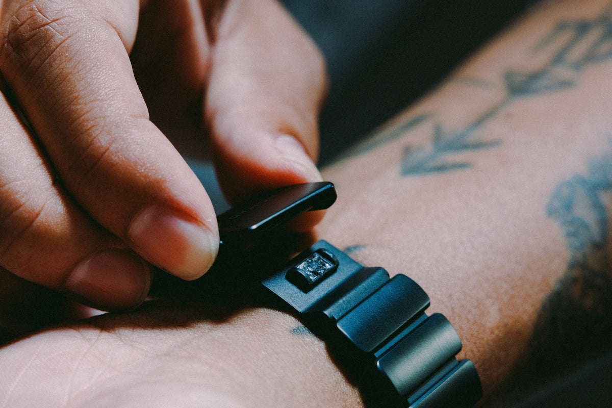 Nomad Stratos Band - 49mm - Black Titanium - Black